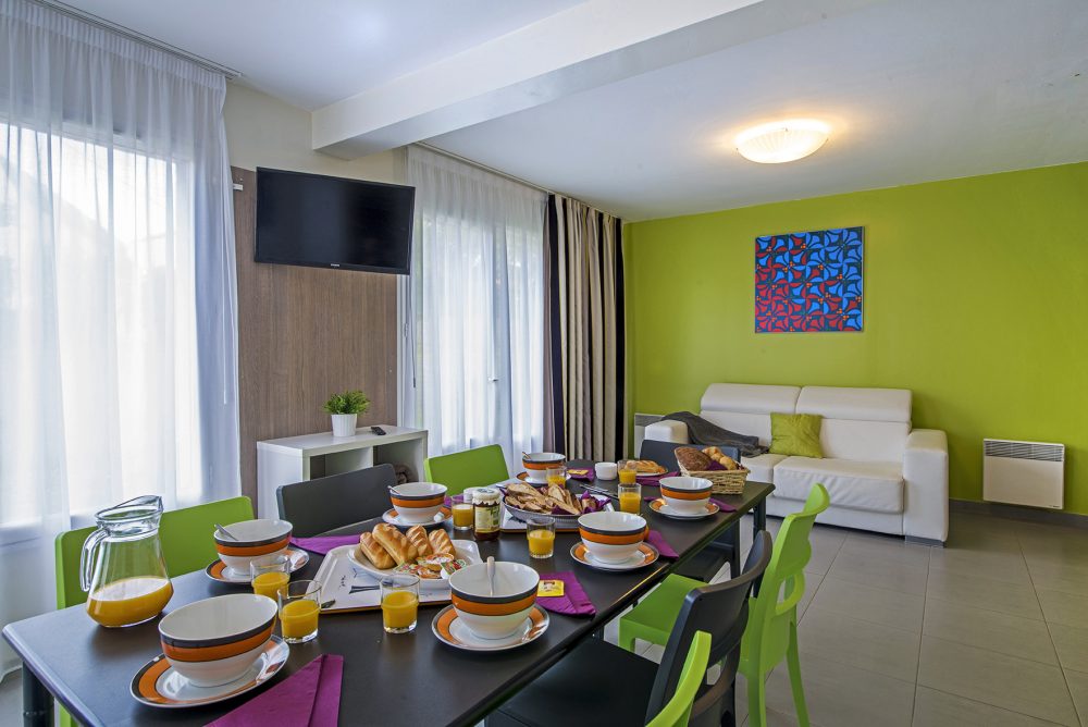 Salle à manger appartement 8 personnes Ternélia Henri IV